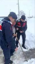 Yoğun Karda Yaşlı Adam Jandarma Tarafından Kurtarıldı