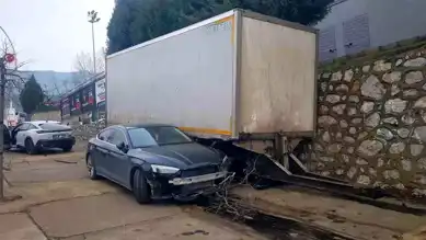 Karabük'te Römork Kazası: Park Halindeki Araçlara Çarptı