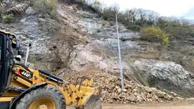 Şiddetli Yağışlar Sonrası Heyelan Trafiği Felç Etti