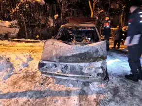 Park Halindeki Araçta Yangın: Komşu Ev ve Traktör Hasar Gördü
