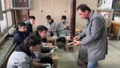 Meslek Lisesi Öğrencileri Kaşık Oymacılığı Öğreniyor