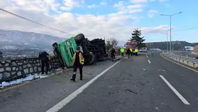 Tomruk Yüklü Kamyon Kazası: 2 Kişi Hayatını Kaybetti