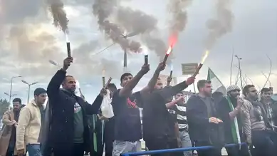 Suriyeliler Baas Rejimi Düşüşünü Kutladı
