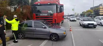 Tır-Otomobil Çarpışması: İki Yaralı