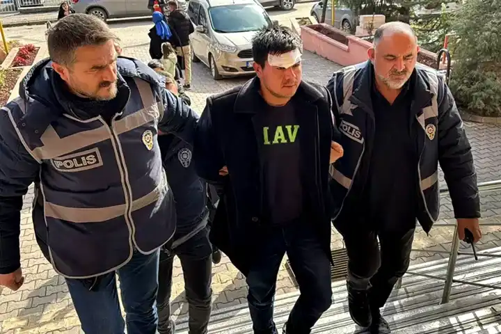 Kardeşini ve Yengesini Öldürdü: 
