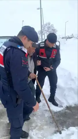 Yoğun Karda Yaşlı Adam Jandarma Tarafından Kurtarıldı