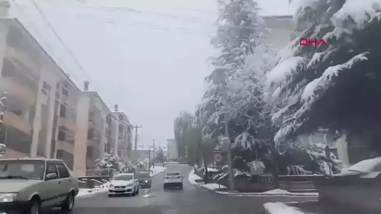 Şiddetli Kar Yağışı Eğitimi Durdurdu