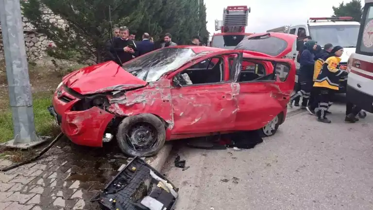 Kontrolden Çıkan Otomobil 3 Kişiyi Yaraladı