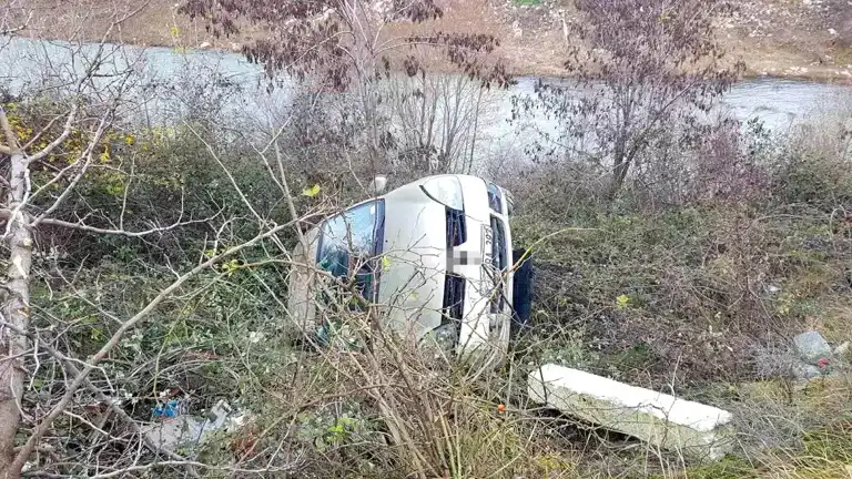 Karabük'te Otomobil Şarampole Uçtu, Öğretim Görevlisi Yaralandı