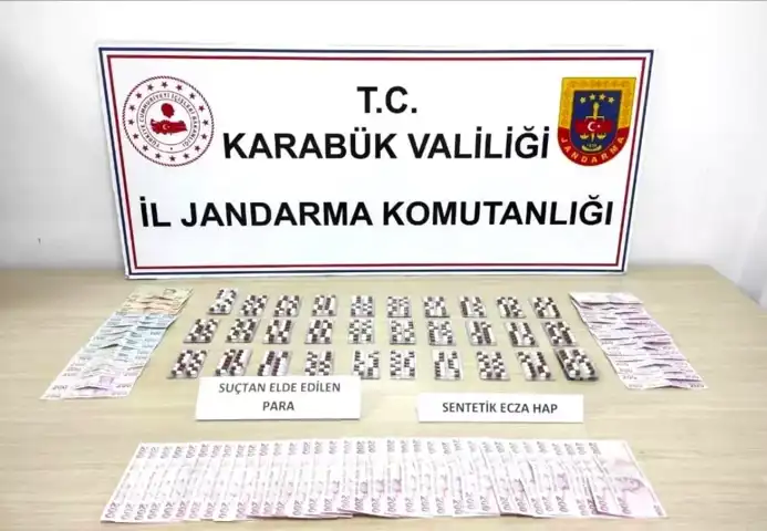 Karabük'te Uyuşturucu Operasyonu: Yüzlerce Hap ve Binlerce Lira Ele Geçirildi