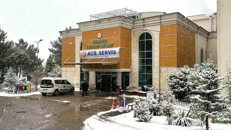 Safranbolu'da Öğrenciler Gıda Zehirlenmesi Şüphesiyle Hastanede